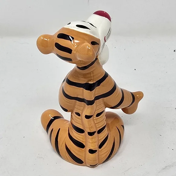 Vintage Walt Disney Productions Japan ceramic Tigger figurine collectible - Picture 3 of 6